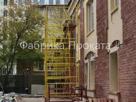 Использование строительной туры на колесах при монтажных работах