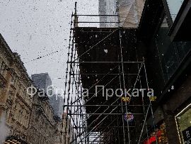 Устройство пешеходных переходов в зоне ремонта фасадов зданий